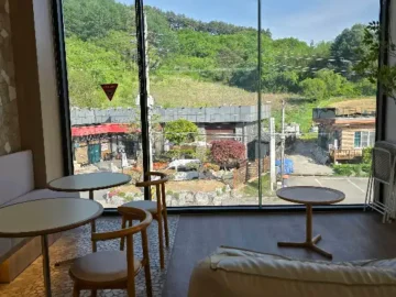 오드레요 1층 창가 자리와 바깥 풍경