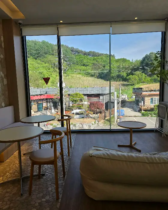 오드레요 1층 창가 자리와 바깥 풍경