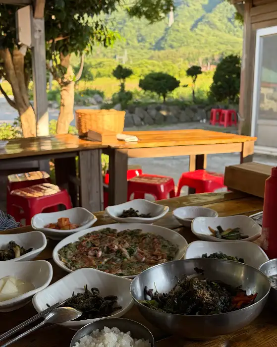 울릉 산마을식당 테이블에 차려진 산채비빔밥과 각종 나물 반찬