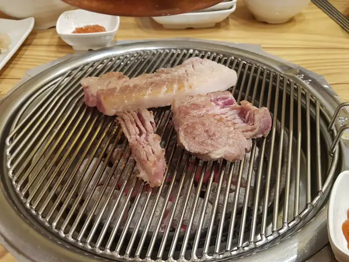 골목돼장 숯불 석쇠 위 항정살 구이