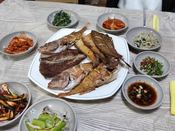 명자식당 모듬 생선구이와 푸짐한 반찬 한 상