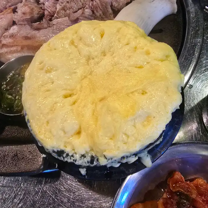 연탄불생고기한판의 김이 모락모락 나는 푸짐한 계란찜