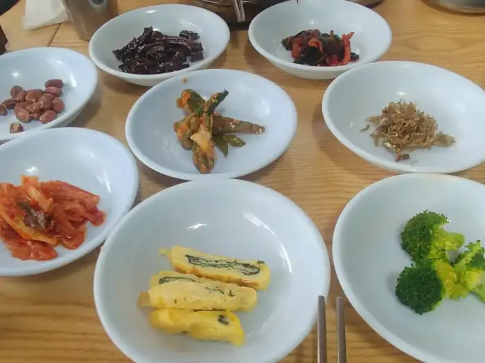 금수강산의 푸짐한 밑반찬 구성