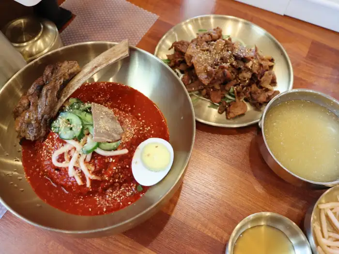 신비면옥 춘천명동점 우대갈비냉면과 불고기 한 상차림