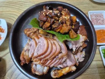 연잎가마솥왕족발의 먹음직스러운 족발과 불족발