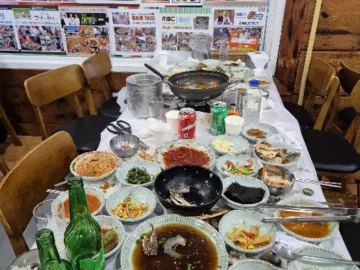 딴뚝통나무집식당의 푸짐한 한상차림