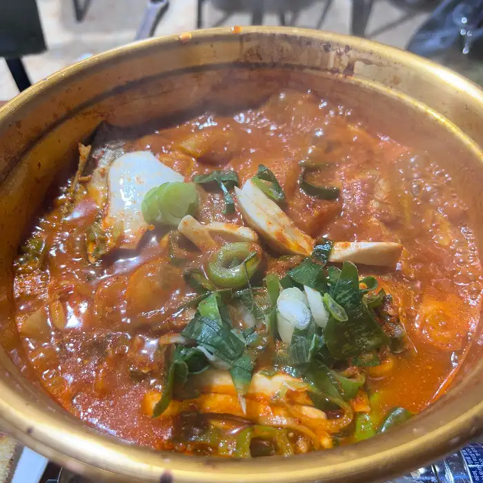 푸짐한 멸치쌈밥과 쌈 채소