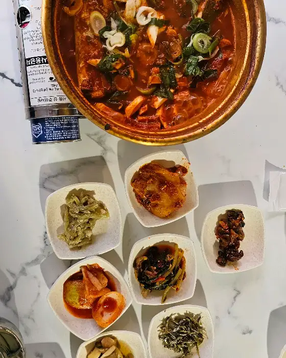 멸치쌈밥과 함께 나온 다양한 밑반찬들