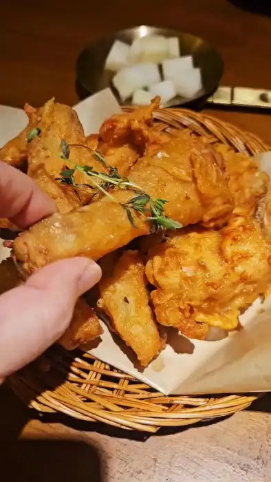 압구정상회의 육회비빔밥, 신선한 육회와 다양한 나물