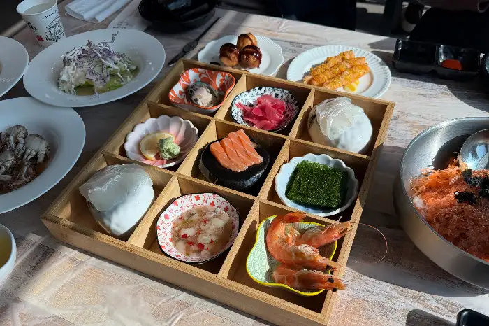 다양한 해산물 요리로 구성된 스끼다시