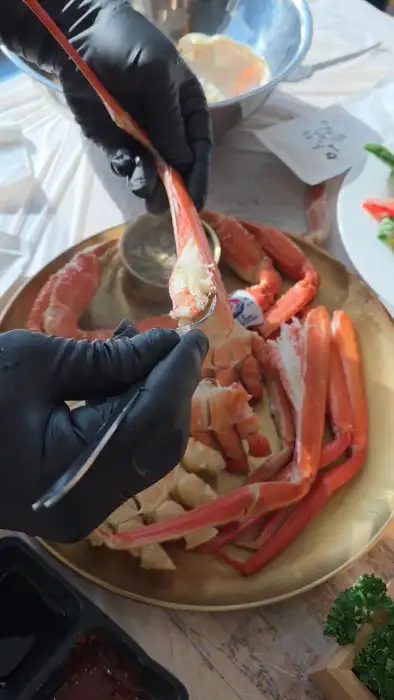 먹기 좋게 손질된 대게 다리 살을 발라내는 모습