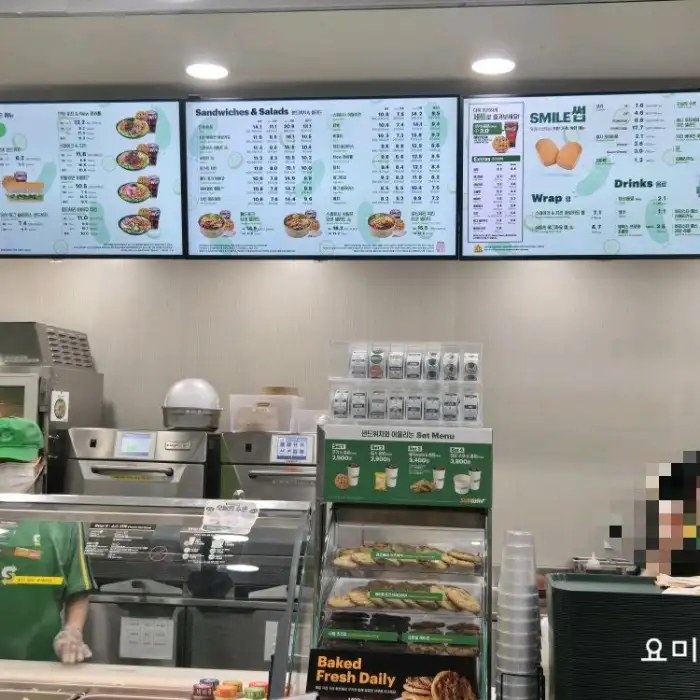 써브웨이 메뉴판 및 카운터 모습