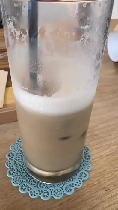 부드러운 거품이 층층이 쌓인 진저라떼