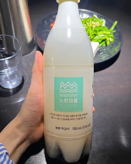 다양한 전통주 또는 막걸리 병 이미지