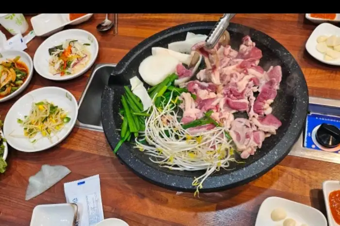 불판 위에서 익어가는 오리고기