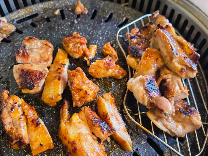 숯불 위에서 노릇하게 익어가는 닭갈비