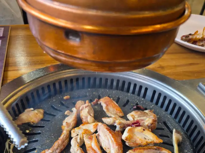 노릇하게 구워지고 있는 닭갈비 조각들