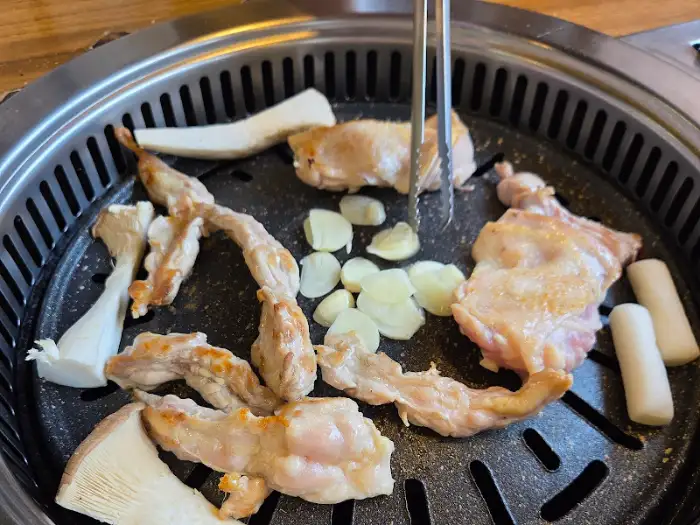 닭갈비와 함께 구워지는 버섯과 떡