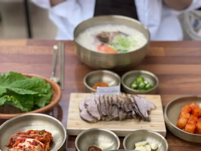 테이블에 차려진 푸짐한 음식들