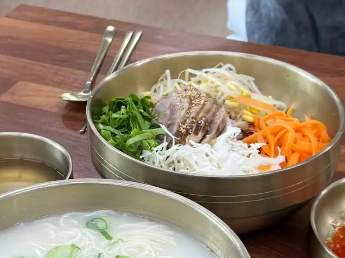 그릇에 푸짐하게 담긴 비빔국수