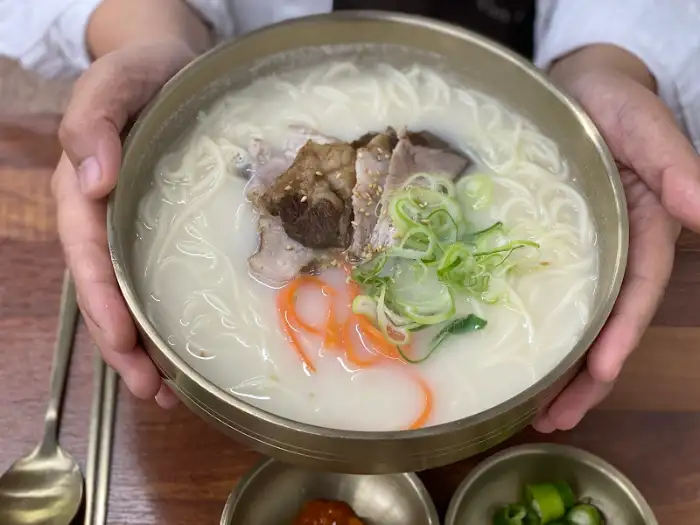 손으로 든 고기국수 한 그릇
