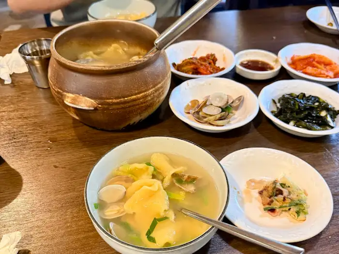 수제비 솥과 곁들임 찬