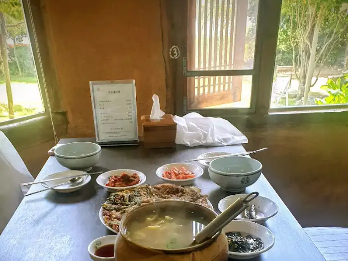테이블에 놓인 음식과 창밖 풍경