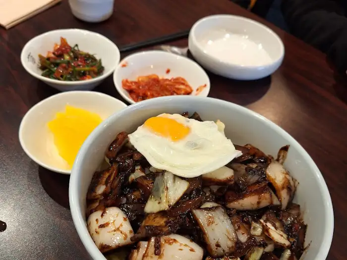 반숙 계란후라이가 올라간 간짜장