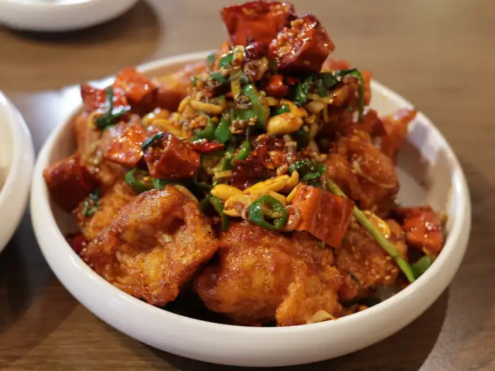 맛있게 플레이팅된 중식 요리