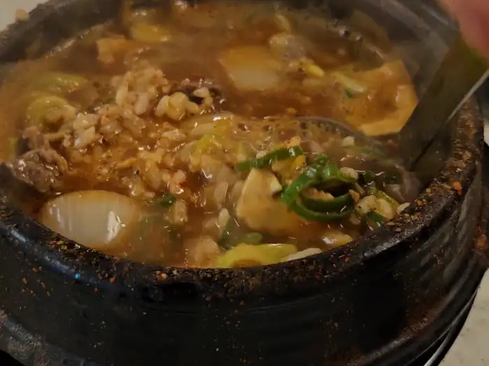 뚝배기에 담겨 김이 모락모락 나는 육개장.
