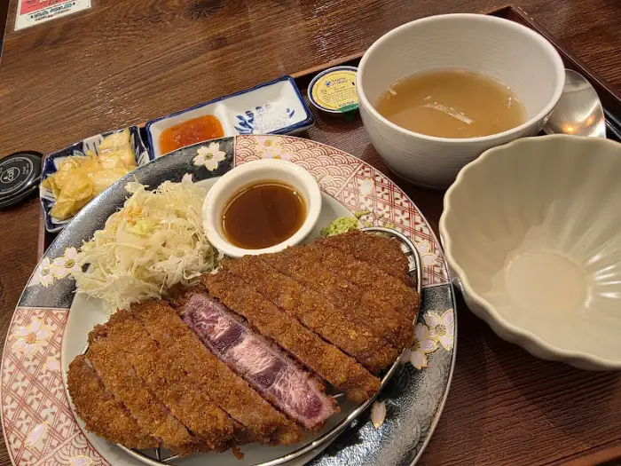 플레이팅된 규카츠 세트