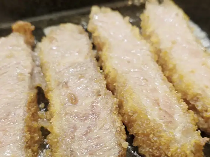 구워지고 있는 규카츠 단면