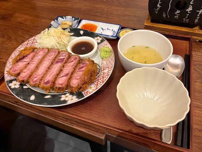 플레이팅된 규카츠 세트 전체 모습