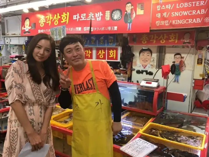 총각상회 가게 전경과 직원