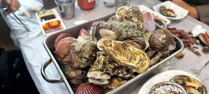 다양한 조개와 해산물 모둠