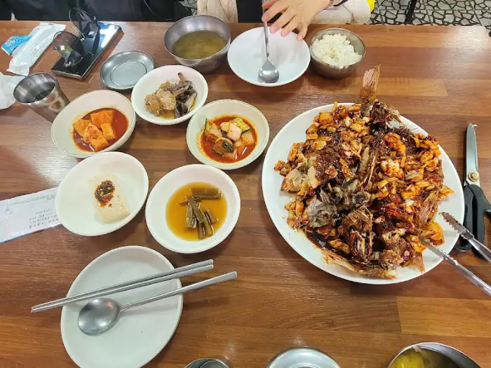 우럭튀김 정식 전체 상차림
