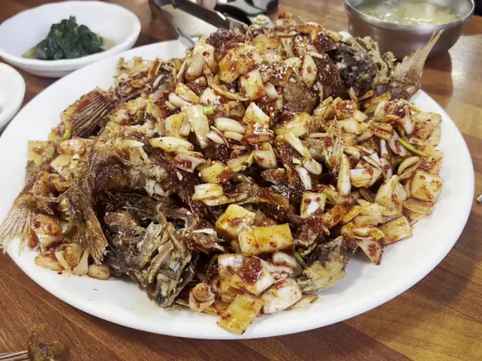 정갈한 밑반찬과 밥