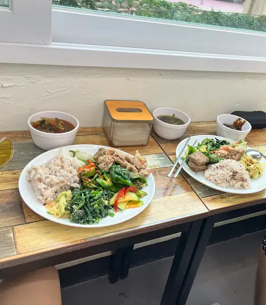 테이블에 놓인 음식과 밥, 국이 담긴 그릇