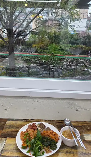 창밖으로 보이는 홍제천 풍경과 잔가지가 있는 나무