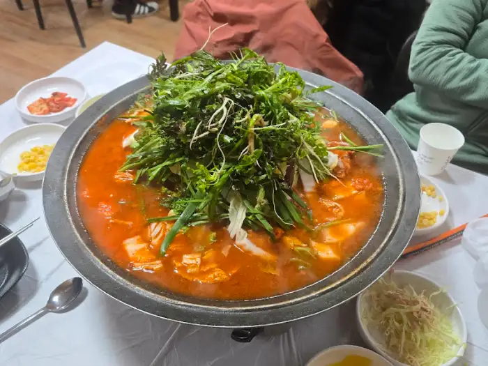물닭갈비 냄비와 반찬들