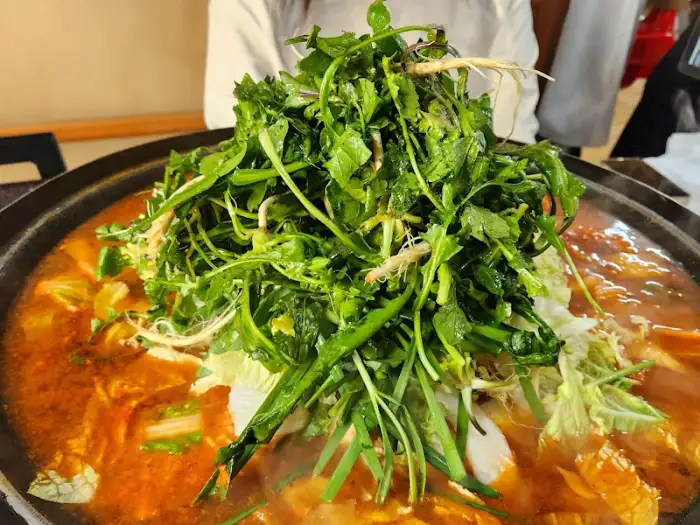 물닭갈비의 푸짐한 냉이 모습
