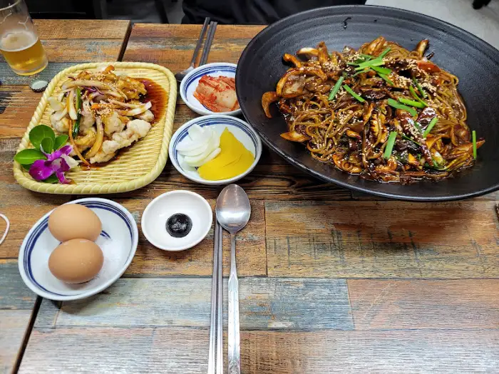 빨갛게 끓고 있는 짬뽕밥, 해물이 푸짐하게 들어있다.