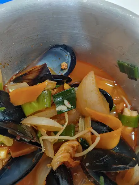 따뜻하게 삶아진 계란 두 개와 곁들임 찬