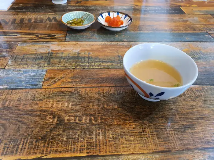 따뜻한 국물이 담긴 작은 그릇