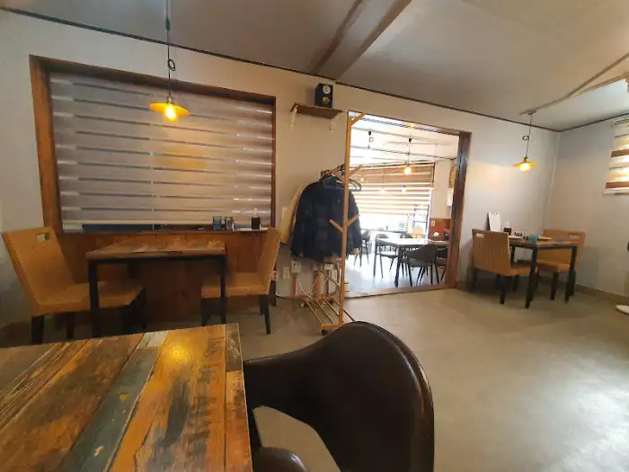 식당 내부의 편안하고 아늑한 분위기