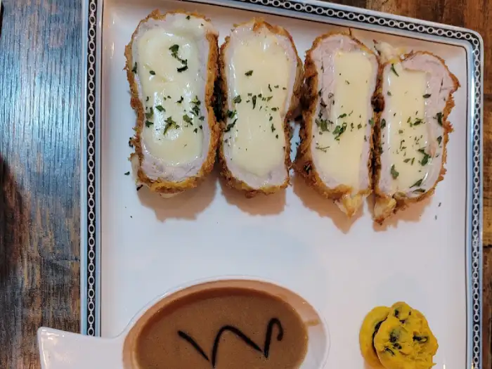 치즈가 흘러내리는 먹음직스러운 안심 돈까스