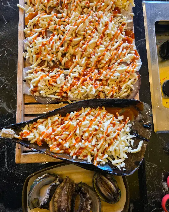 치즈를 듬뿍 올린 조개구이와 전복
