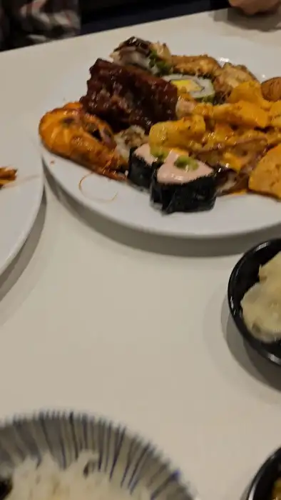 푸짐한 뷔페 접시