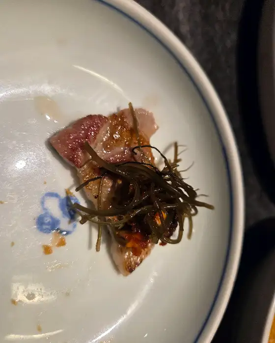 고기 한 점에 꼬시래기와 쌈장이 올라간 모습.