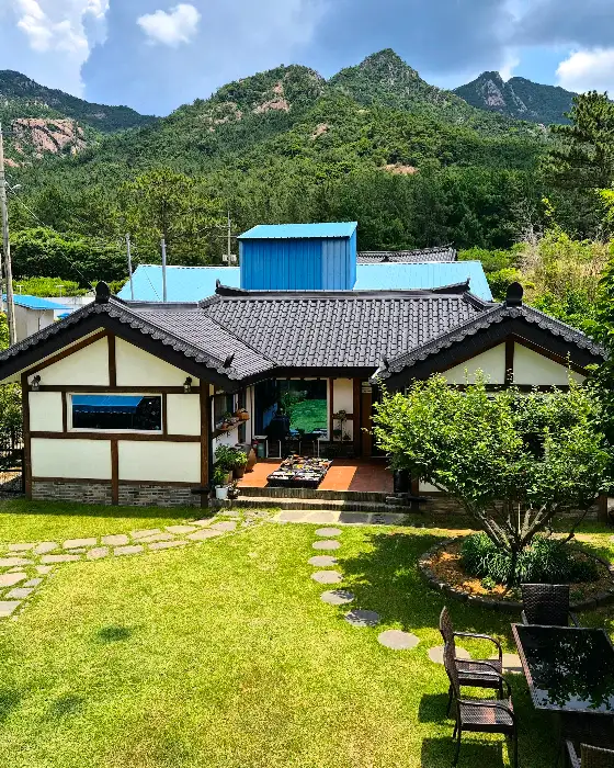 화담카페의 귀여운 강아지와 함께하는 모습